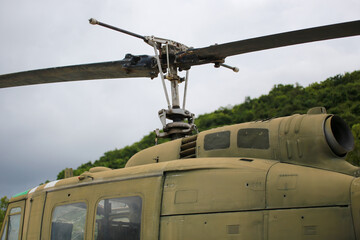 피탄되어 유리창이 깨진, 구식, 고물이 된 전시용 미군 헬리콥터 UH-1