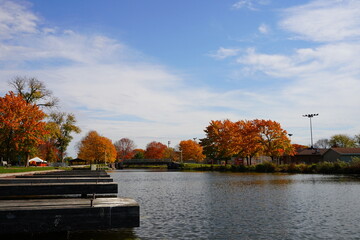 Obraz premium Fall autumn season at Fond du Lac Lakeside Park. 