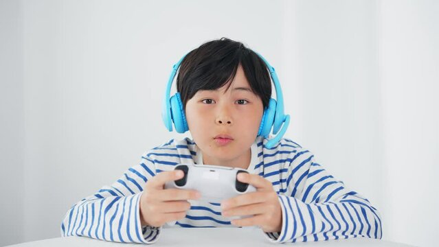 ボイスチャットをしながらゲームする男の子