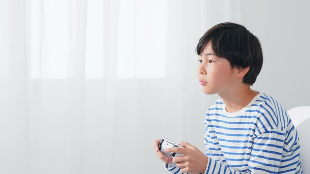 ゲームで遊ぶ男の子