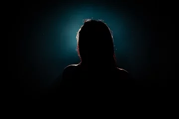 Foto op Plexiglas unrecognizable woman head silhouette on black background © PH German Alvarez