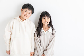 笑顔で寄り添う兄弟　Brothers who are close together