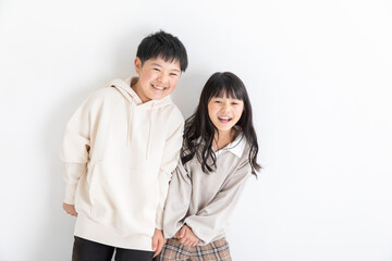 笑顔で寄り添う兄弟　Brothers who are close together