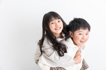 お兄ちゃんにおんぶしてもらう妹　Brothers