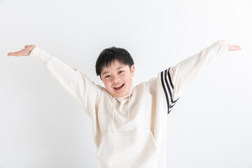 バンザイして喜ぶ子ども　A child celebrating with joy