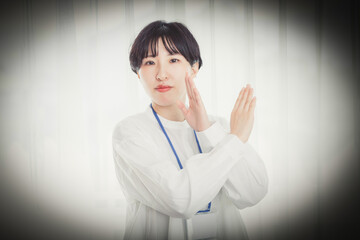 NGサインをする女性　
A woman giving the NG sign