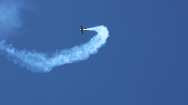 Watch the Royal Australian Air Force Pilatus PC-21 team perform thrilling aerobatics at the Pacific Airshow 2023 in Gold Coast Pacific, QLD, Australia.