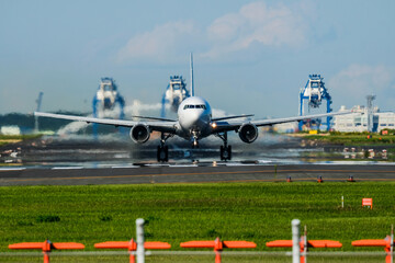 離陸する飛行機