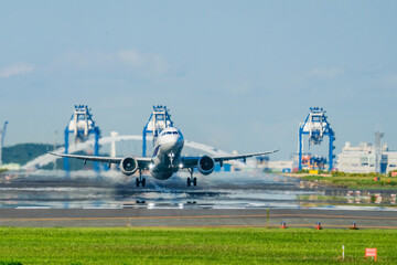 離陸する飛行機