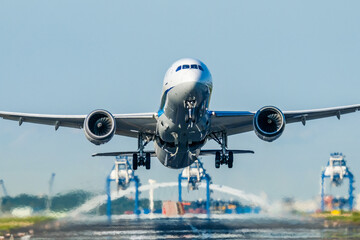 離陸する飛行機