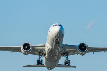 Fototapeta premium 離陸する飛行機