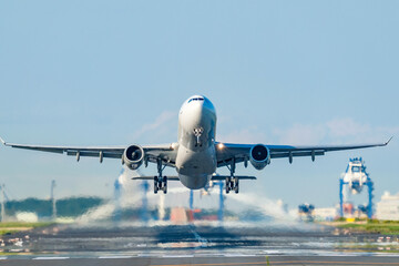 離陸していく飛行機