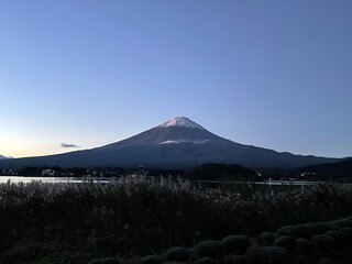 Fototapeta premium The sky is filled with stars and it is so beautiful.