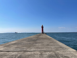 青い空と海に伸びる防波堤