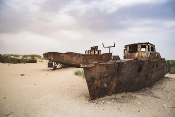 Badezimmer Foto Rückwand Rusty ships and boats in the desert at the bottom of the dried up Aral Sea in Uzbekistan, an ecosystem tragedy © Denis