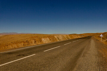 La strada della valle del fiume Dades &egrave; l'accesso alle spettacolari Dades Gorges da cui una strada si inerpica verso i monti dell'Atlante con ripidi tornanti