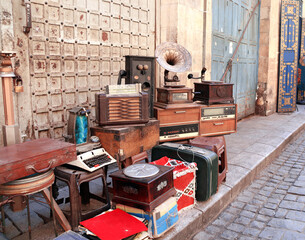 Vintage and antique objects - gramophone, typewriter, telephone, at the flea market on Khan Al-Khalili Bazaar, Cairo, Egypt - obrazy, fototapety, plakaty