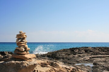 Fototapeta na wymiar Balance, Küste des Mittelmeers auf Formentera