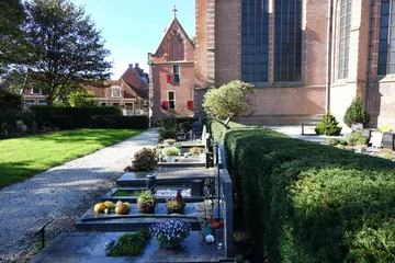 Fototapeten Churchyard of the Grote Kerk in Edam © YvonneNederland