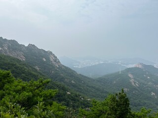 Fototapeta premium beautiful view of the blue sky and high mountain range