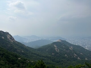 Fototapeta premium beautiful view of the blue sky and high mountain range