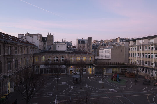Cour d'&eacute;cole parisienne