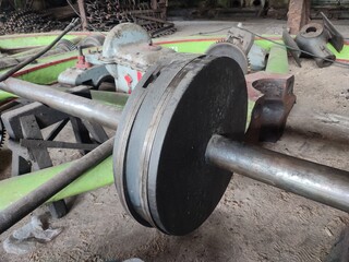 Iron piston rings on steam engine cylinders made of non-ferrous materials.