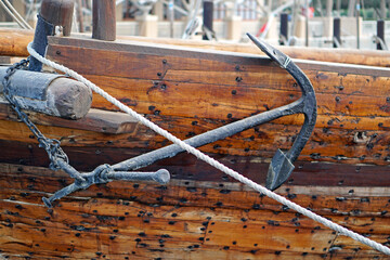 Iron anchor ancient ship - obrazy, fototapety, plakaty