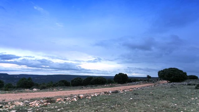 Timelapse de un paisaje con nubes en movimiento en el campo durante una tarde de octubre