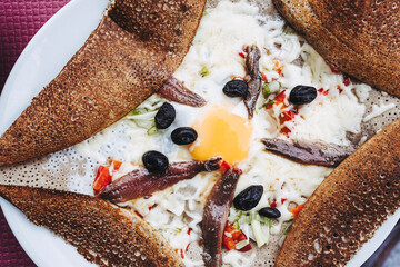 Délicieuse galette de sarrasin avec garniture crème fromage olives et anchois