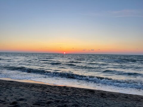 sun setting over the horizon of Adriatic Sea, Durres, Albania
dielli duke perenduar mbi horizontin e detit Adriatik, Durres, Shqiperi
