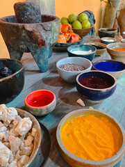Pigmentos naturales para teñir alebrijez y telas, sobre mesa.  - obrazy, fototapety, plakaty