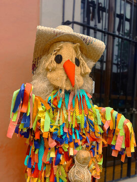 Tiliche gigante, traje tradicional de Putla, Oaxaca, como decoraci&oacute;n en exterior en Oaxaca, M&eacute;xico