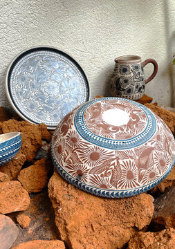 Cer&aacute;mica , barro y porcelana, artesan&iacute;a mexicana Zapoteca de Oaxaca con grabado floral. Alfarer&iacute;a. Instrumentos de cocina mexicana