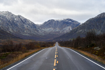 Road trip on the Norwegian highland - obrazy, fototapety, plakaty