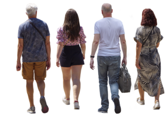 Groupe de quatre personnes vues de dos marchant en été, deux hommes et deux femmes, tenues légères estivales, ambiance décontractée