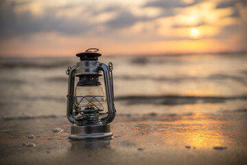 波とオイルランタン