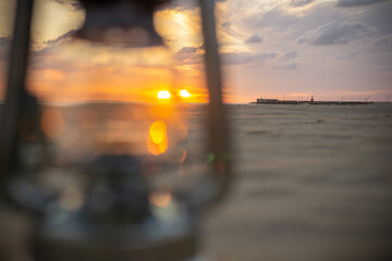 夕日とオイルランタン