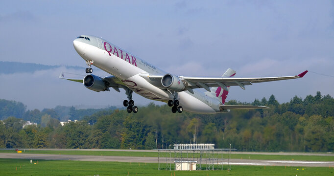 Boeing 787 Dreamliner Qatar Airways departing Zurich ZRH airport