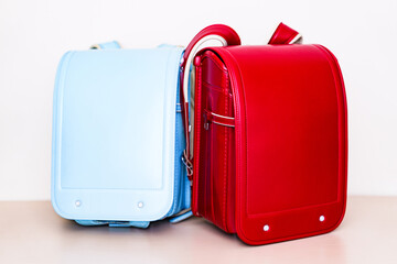 ランドセル が机の上に置かれている 【 小学校 入学 の イメージ 】