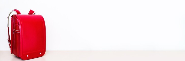 ランドセル が机の上に置かれている 【 小学校 入学 の イメージ 】