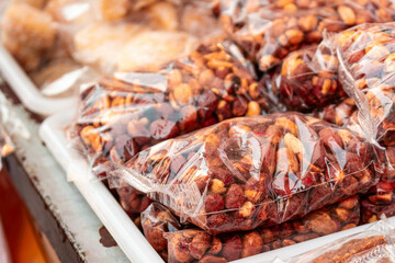 Amendoin artesanal doce vendido em saco plastico