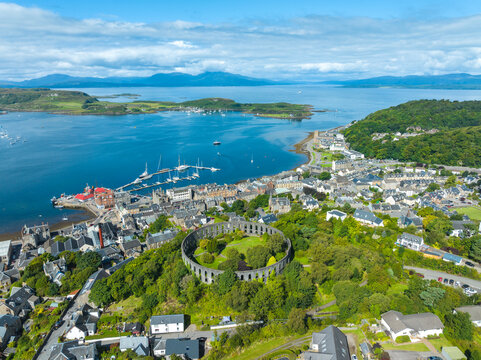 Luftbild der Hafenstadt Oban mit dem McCaig's Tower