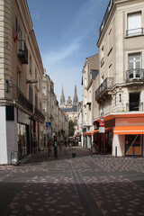 Fototapeta na wymiar Rue d'Angers conduisant à la cathédrale