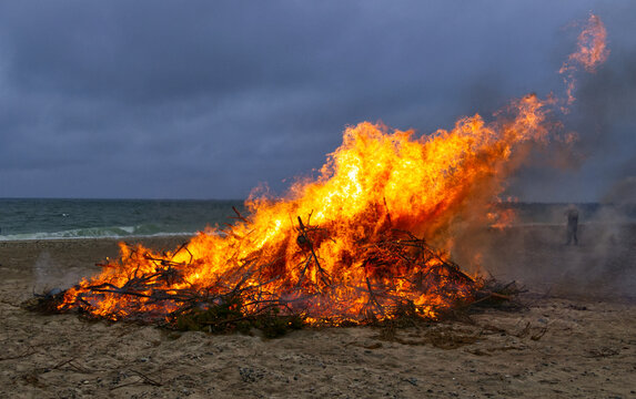 Saint Hans Fire on the beach of Stenbjerg, N&oacute;rthern Jutland, Denmark