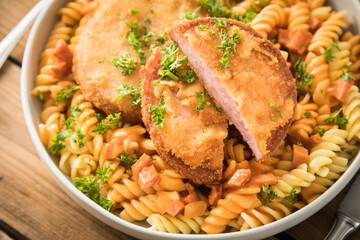 Jägerschnitzel nach DDR GDR Rezept mit Jagdwurst paniert, Spirelli Fusilli Nudeln, Tomatensoße,...