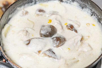 鍋で作る天然きのこと鶏肉のクリーム煮