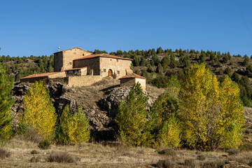 Fototapeta na wymiar Change of colors of elm leaves in autumn (Albarracín Spain)
