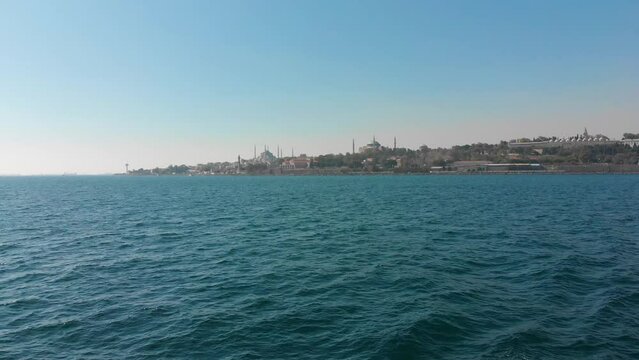 Istanbul Reise Tourismus mit dem Schiff, Boot, F&auml;hre auf dem Bosporus in der T&uuml;rkei mit Ausblick auf Altstadt, islamische Moscheen, Minarett, Hafen, Restaurants Hotels in 4k