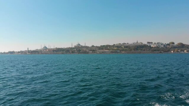 Istanbul Reise Tourismus mit dem Schiff, Boot, F&auml;hre auf dem Bosporus in der T&uuml;rkei mit Ausblick auf Altstadt, islamische Moscheen, Minarett, Hafen, Restaurants Hotels in 4k